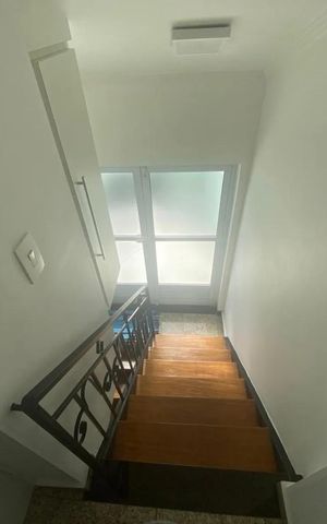 Casa de condomínio à venda com 225m², 4 quartos e 2 vagas Casa de condomínio à venda com 225m², 4 quartos e 2 vagasEscada
