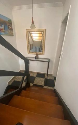 Casa de condomínio à venda com 225m², 4 quartos e 2 vagas Casa de condomínio à venda com 225m², 4 quartos e 2 vagasEscada