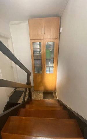 Casa de condomínio à venda com 225m², 4 quartos e 2 vagas Casa de condomínio à venda com 225m², 4 quartos e 2 vagasEscada