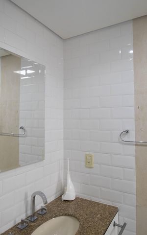 Apartamento para alugar com 271m², 3 quartos e 4 vagas Apartamento para alugar com 271m², 3 quartos e 4 vagasBanheiro da Suíte 1
