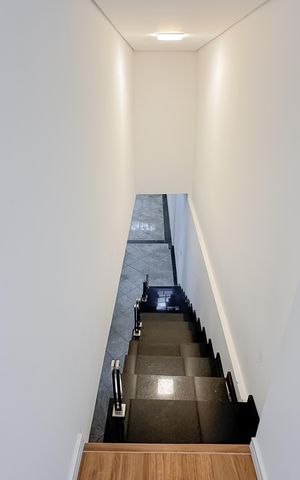 Casa para alugar com 300m², 5 quartos e 2 vagasEscada
