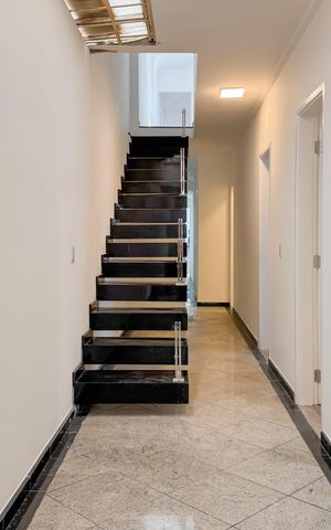 Casa para alugar com 300m², 5 quartos e 2 vagasEscada