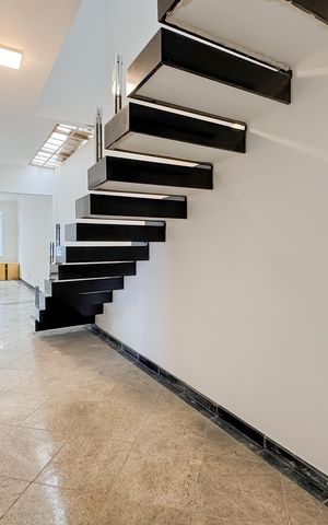 Casa para alugar com 300m², 5 quartos e 2 vagasEscada