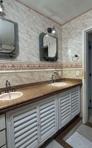 Apartamento à venda com 210m², 4 quartos e 1 vaga Apartamento à venda com 210m², 4 quartos e 1 vagaBanheiro social