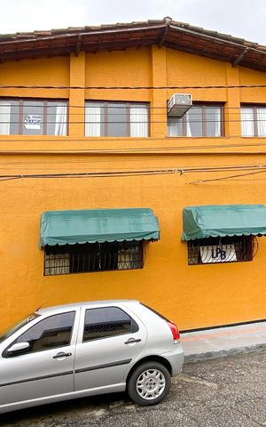 Casa à venda com 410m², 3 quartos e 3 vagas Casa à venda com 410m², 3 quartos e 3 vagasFachada