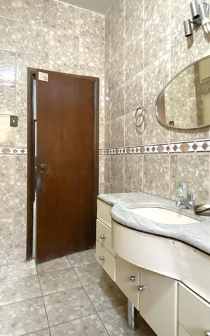 Casa à venda com 410m², 3 quartos e 3 vagas Casa à venda com 410m², 3 quartos e 3 vagasBanheiro Social