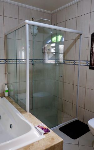 Casa à venda com 208m², 4 quartos e 2 vagas Casa à venda com 208m², 4 quartos e 2 vagasBanheiro da Suíte