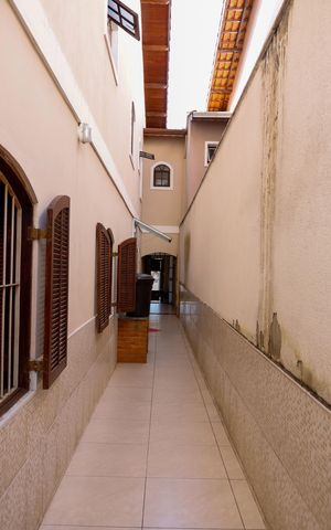 Casa à venda com 208m², 4 quartos e 2 vagas Casa à venda com 208m², 4 quartos e 2 vagasCorredor