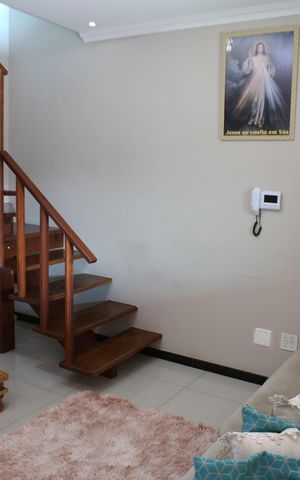 Casa à venda com 176m², 3 quartos e 2 vagasSala