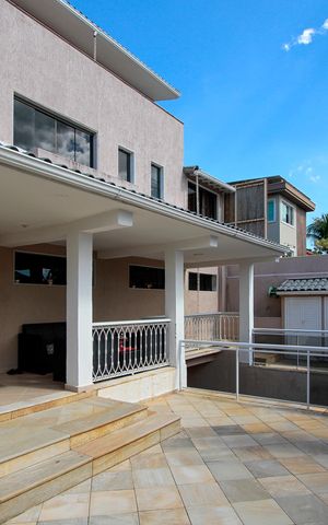 Casa de condomínio à venda com 720m², 5 quartos e 4 vagas Casa de condomínio à venda com 720m², 5 quartos e 4 vagasEntrada