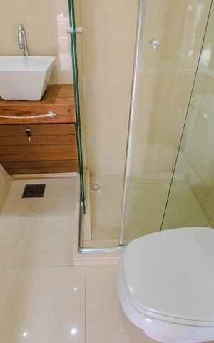 Casa de condomínio à venda com 559m², 3 quartos e 4 vagas Casa de condomínio à venda com 559m², 3 quartos e 4 vagasBanheiro Social