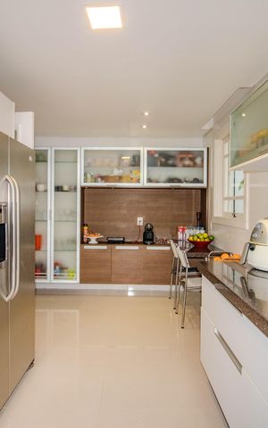 Casa de condomínio à venda com 559m², 3 quartos e 4 vagas Casa de condomínio à venda com 559m², 3 quartos e 4 vagasCozinha