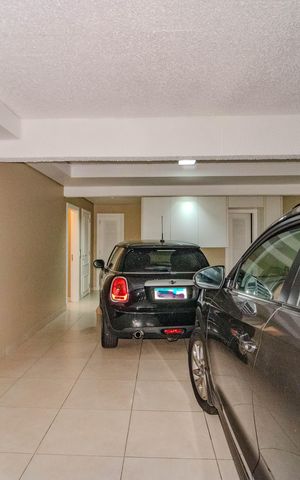 Casa de condomínio à venda com 559m², 3 quartos e 4 vagas Casa de condomínio à venda com 559m², 3 quartos e 4 vagasÁrea comum