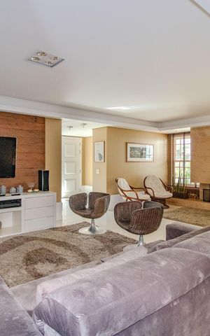 Casa de condomínio à venda com 559m², 3 quartos e 4 vagas Casa de condomínio à venda com 559m², 3 quartos e 4 vagasSala