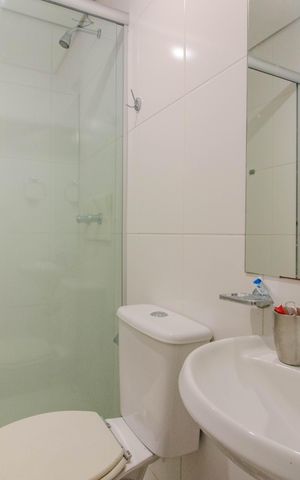 Casa de condomínio à venda com 559m², 3 quartos e 4 vagas Casa de condomínio à venda com 559m², 3 quartos e 4 vagasBanheiro de Serviço