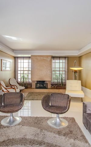 Casa de condomínio à venda com 559m², 3 quartos e 4 vagas Casa de condomínio à venda com 559m², 3 quartos e 4 vagasSala