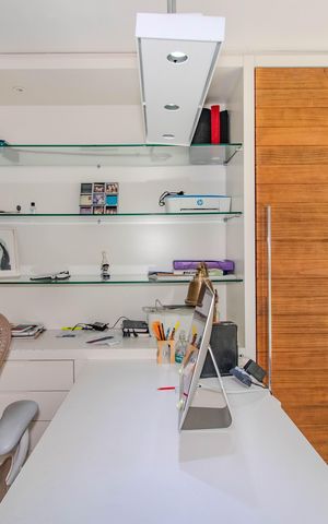 Casa de condomínio à venda com 559m², 3 quartos e 4 vagas Casa de condomínio à venda com 559m², 3 quartos e 4 vagasEscritório