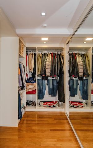 Casa de condomínio à venda com 559m², 3 quartos e 4 vagas Casa de condomínio à venda com 559m², 3 quartos e 4 vagasSuíte 2 - Closet