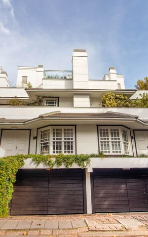 Casa de condomínio à venda com 559m², 3 quartos e 4 vagas Casa de condomínio à venda com 559m², 3 quartos e 4 vagasFachada do Imóvel
