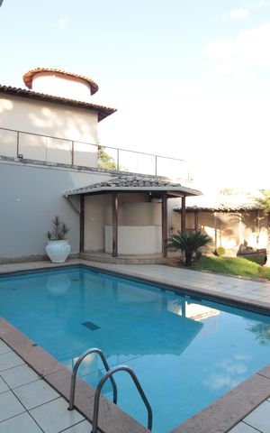 Casa à venda com 1860m², 5 quartos e 8 vagasPiscina