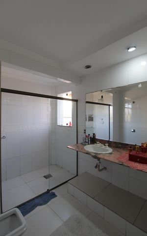 Casa à venda com 1860m², 5 quartos e 8 vagasBanheiro da Suite 1