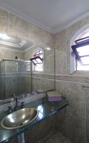 Casa à venda com 1860m², 5 quartos e 8 vagasBanheiro da Suite 2