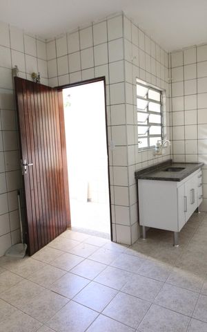 Casa para alugar com 90m², 2 quartos e 2 vagasCozinha