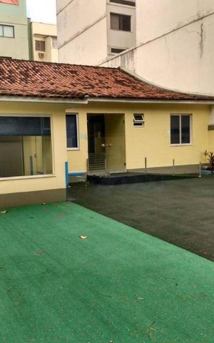 Casa à venda com 200m², 1 quarto e 2 vagas