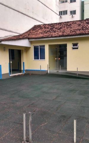 Casa à venda com 200m², 1 quarto e 2 vagas