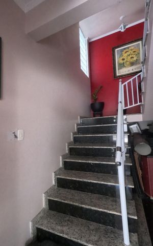 Casa para alugar com 290m², 4 quartos e 3 vagasEscadas para o 1º Piso