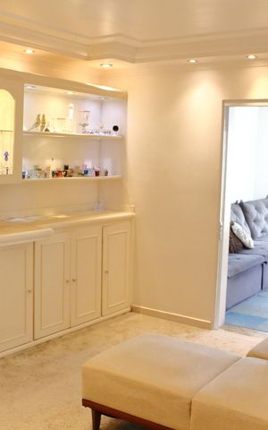 Casa à venda com 242m², 3 quartos e 3 vagasSala