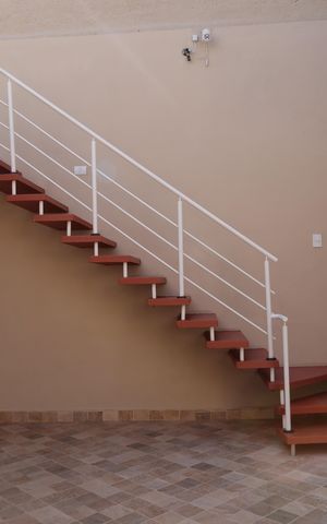 Casa à venda com 190m², 3 quartos e 2 vagasEscada