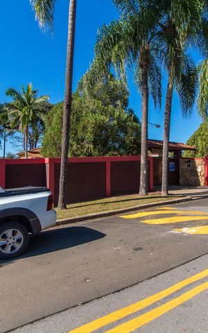 Casa de condomínio à venda com 348m², 2 quartos e 10 vagas Casa de condomínio à venda com 348m², 2 quartos e 10 vagasFachada