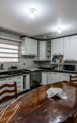 Casa à venda com 366m², 3 quartos e 7 vagas Casa à venda com 366m², 3 quartos e 7 vagasCozinha