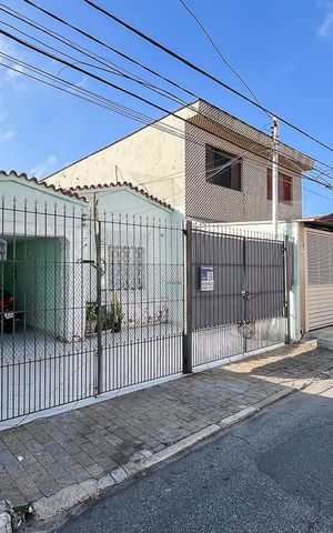Casa à venda com 102m², 3 quartos e 2 vagasFachada + plaquinha