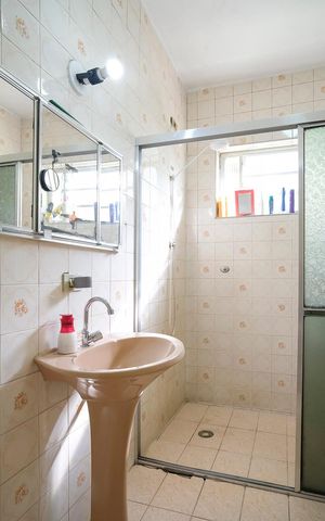 Casa à venda com 102m², 3 quartos e 2 vagasBanheiro