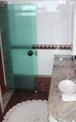 Casa à venda com 423m², 3 quartos e 6 vagasBanheiro da Suíte 1