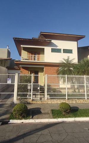 Casa à venda com 423m², 3 quartos e 6 vagas Casa à venda com 423m², 3 quartos e 6 vagasFachada