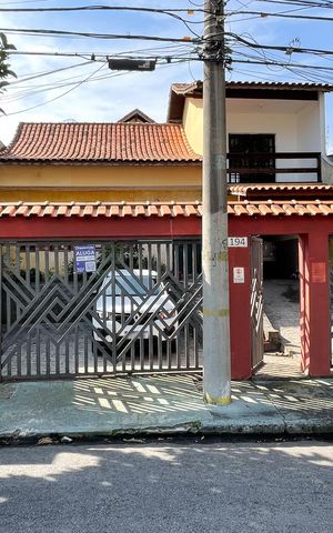 Casa à venda com 300m², 4 quartos e 4 vagas Casa à venda com 300m², 4 quartos e 4 vagasFachada