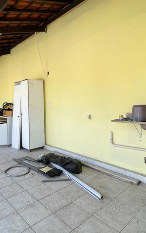 Casa à venda com 300m², 4 quartos e 4 vagas Casa à venda com 300m², 4 quartos e 4 vagasVaranda