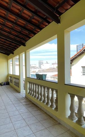 Casa à venda com 300m², 4 quartos e 4 vagas Casa à venda com 300m², 4 quartos e 4 vagasVaranda