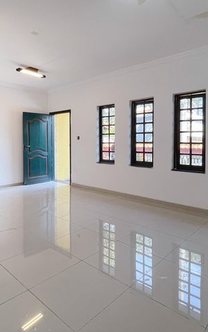 Casa à venda com 300m², 4 quartos e 4 vagas Casa à venda com 300m², 4 quartos e 4 vagasSala