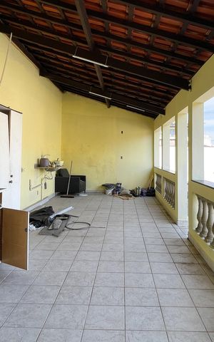Casa à venda com 300m², 4 quartos e 4 vagas Casa à venda com 300m², 4 quartos e 4 vagasVaranda