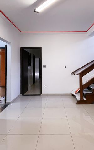 Casa à venda com 300m², 4 quartos e 4 vagas Casa à venda com 300m², 4 quartos e 4 vagasHall