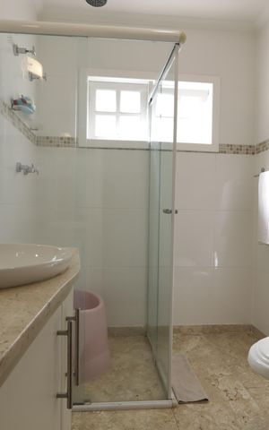 Casa à venda com 351m², 3 quartos e 3 vagasBanheiro da Suíte 1