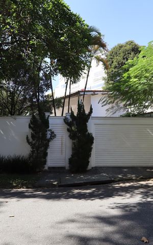 Casa à venda com 351m², 3 quartos e 3 vagasFachada