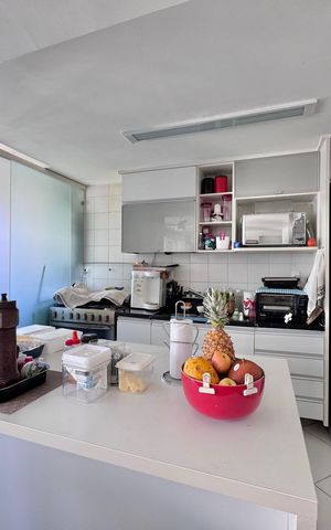 Apartamento à venda com 171m², 3 quartos e 2 vagas Apartamento à venda com 171m², 3 quartos e 2 vagasCozinha e Área de Serviço