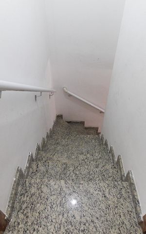 Casa à venda com 125m², 2 quartos e 2 vagasEscada