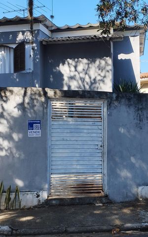 Casa à venda com 200m², 3 quartos e 3 vagas Casa à venda com 200m², 3 quartos e 3 vagasFachada