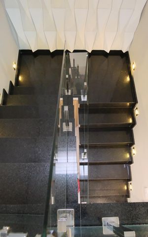 Casa à venda com 350m², 3 quartos e 4 vagasEscada